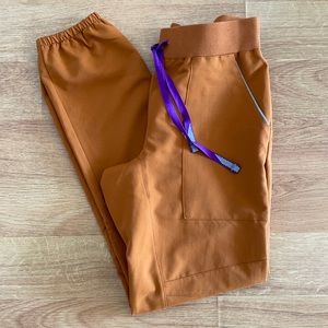 XS/R FIGS nepal jogger scrub pants in auburn